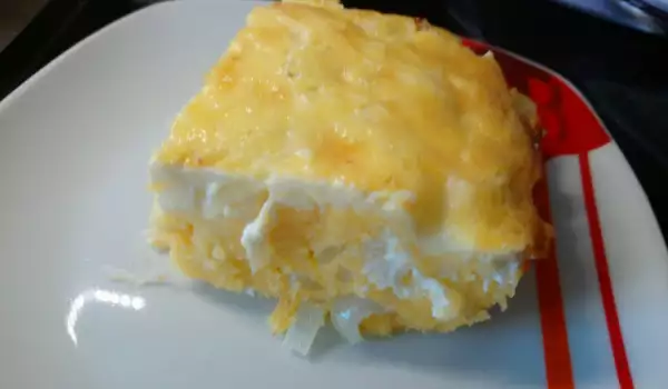 Пухкава солена торта с царевично брашно, сирене и лук