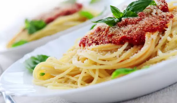 Спагети с бекон