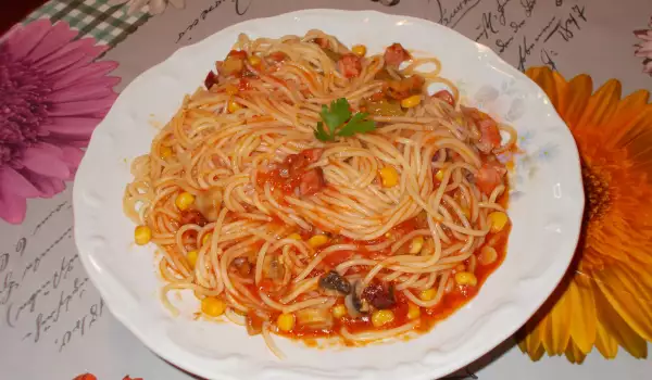 Спагети с английски бекон, царевица и гъби