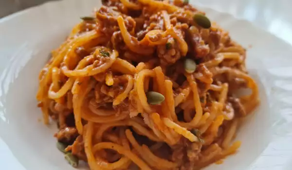 Спагети с червен сос и тиквени семки
