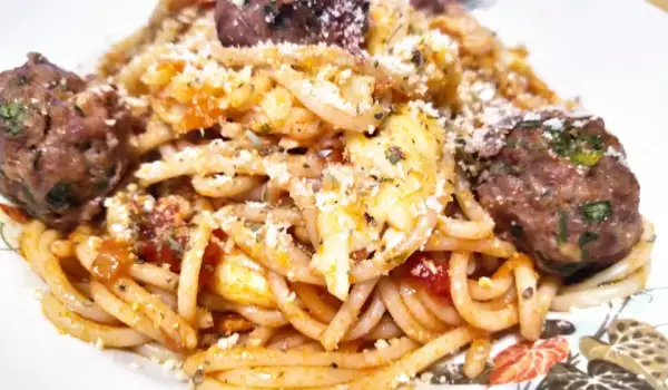 Спагети с доматен сос и кюфтенца