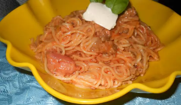 Спагети с кайма и заквасена сметана