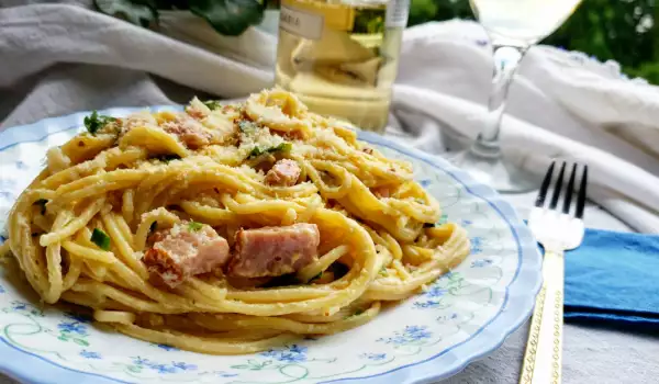 Спагети Карбонара с бекон и сметана