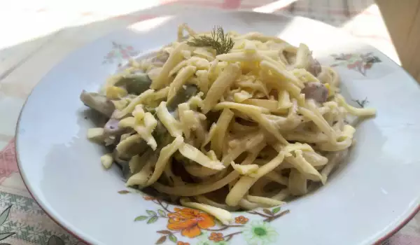 Спагети със суджук и зеленчуци