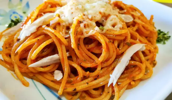 Спагети с пиле и домати