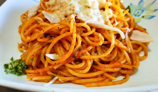 Спагети с пиле и домати