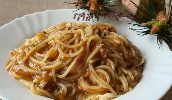 Спагети с кедрови ядки и пуешка кайма