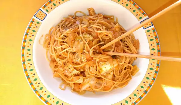 Пикантни спагети с кисело зеле и соев сос
