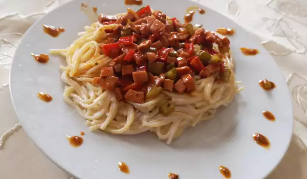 Спагети с млечен сос и колбас