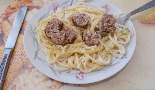 Спагети с млечен сос и кюфтенца на фурна