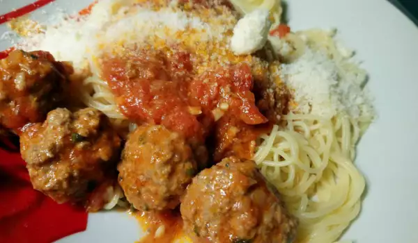 Култови спагети с кюфтета в сос