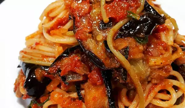 Спагети с патладжани в доматен сос