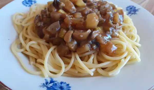 Спагети с патладжан, тиквичка и гъби