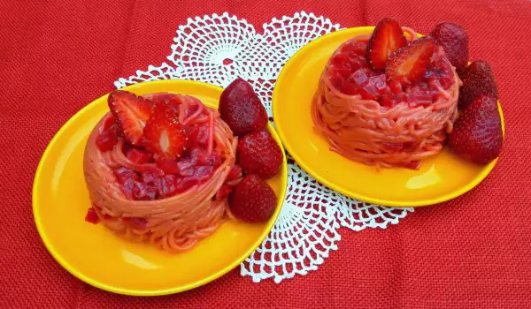 Сладки спагети с ягоди и червено цвекло