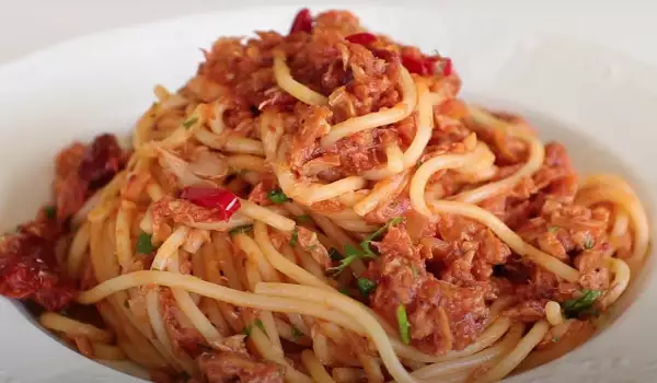 Пикантни спагети с риба тон и доматен сос