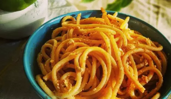 Пикантни пържени спагети с фета