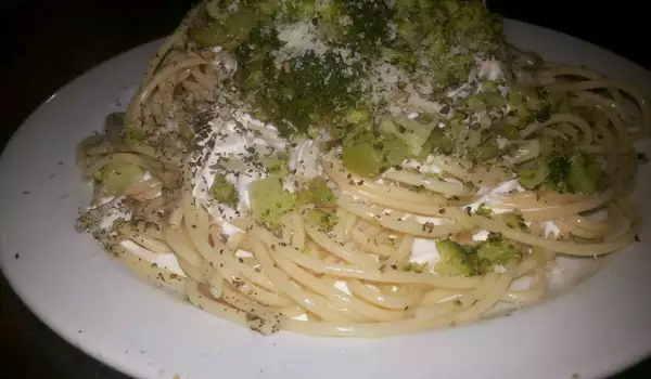 Спагети със сметана и броколи