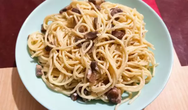 Спагети със сметана и крема сирене