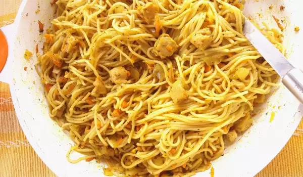 Пържени спагети със соеви хапки в индийски стил