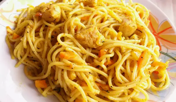 Пържени спагети със соеви хапки в индийски стил