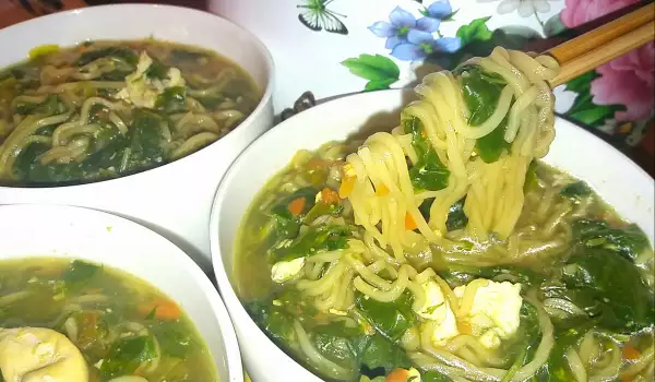 Зеленчуков рамьон със спанак, лапад и яйца