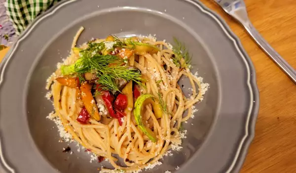 Пикантни пълнозърнести спагети със зеленчуци
