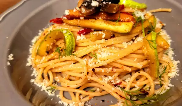 Пикантни пълнозърнести спагети със зеленчуци