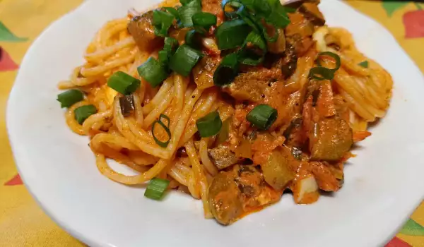 Спагети с доматен сос и кисели краставички