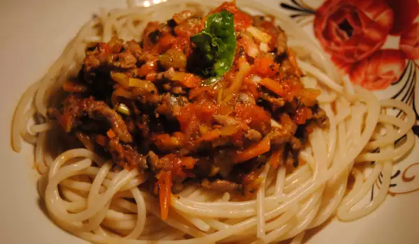 Спагети с пилешка кайма и зеленчуци