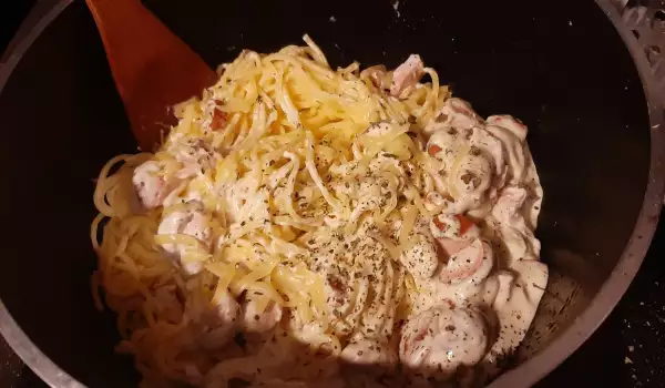 Спагети със сметана и наденица