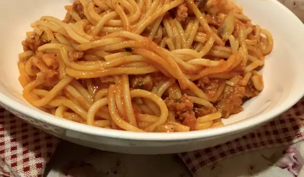 Спагети с телешка кайма и пиперково пюре