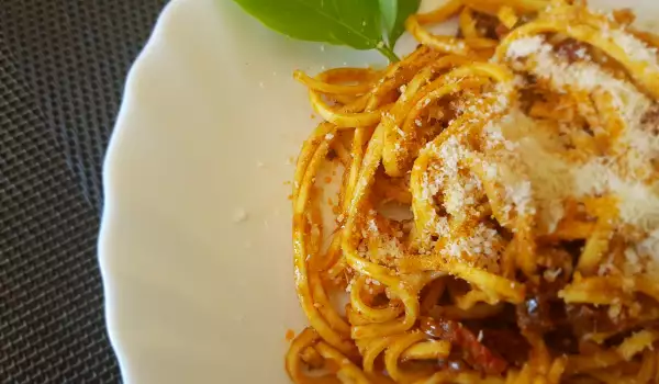 Спагети с песто от сушени домати