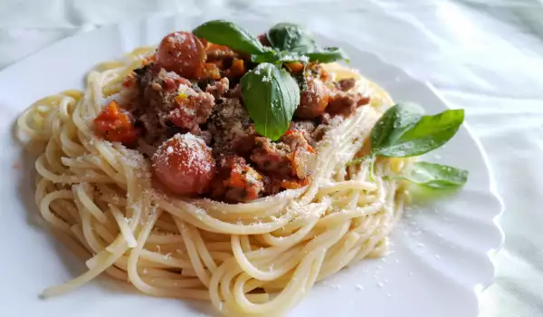Спагети с телешка кайма и домати