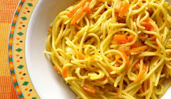Спагети с куркума, босилек и моркови