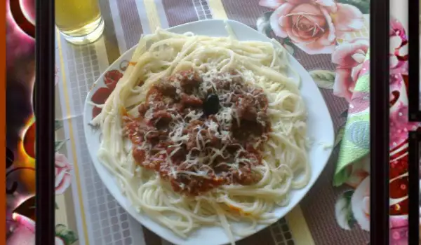 Спагети с домашен сос Болонезе