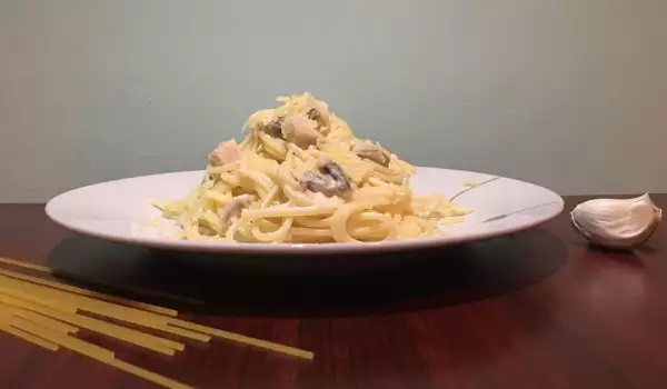 Спагети с пиле, гъби и сметанов сос