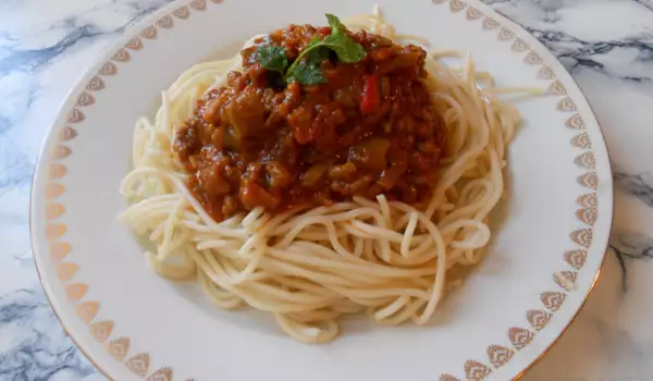 Спагети с патладжани и летни зеленчуци