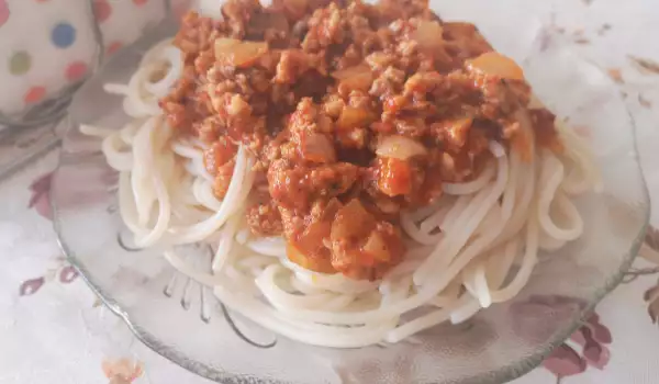 Спагети с домашна лютеница