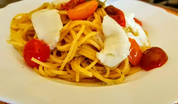 Спагети с чери домати и моцарела