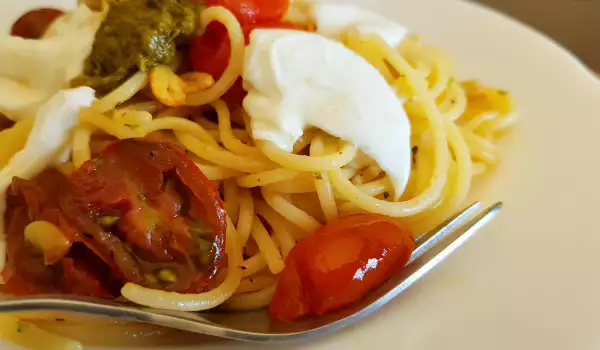 Спагети с чери домати и моцарела