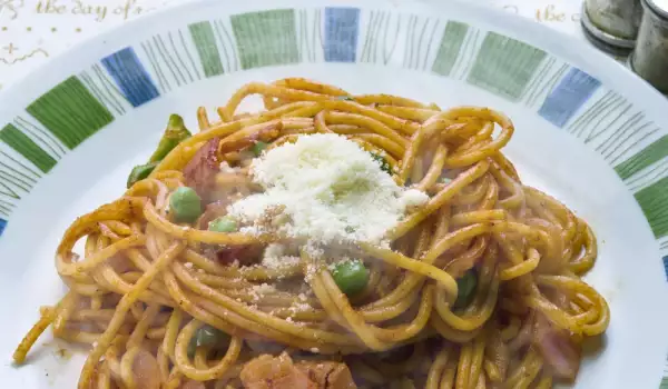 Спагети с гъби, бекон и грах