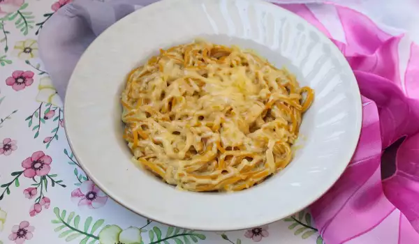 Тиквени спагети със сос от извара и крема сирене