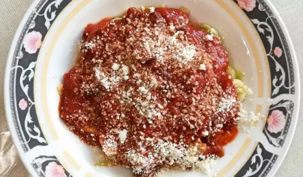 Спагети от тиквички с доматен сос