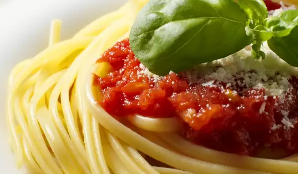 Спагети с ароматен доматен сос