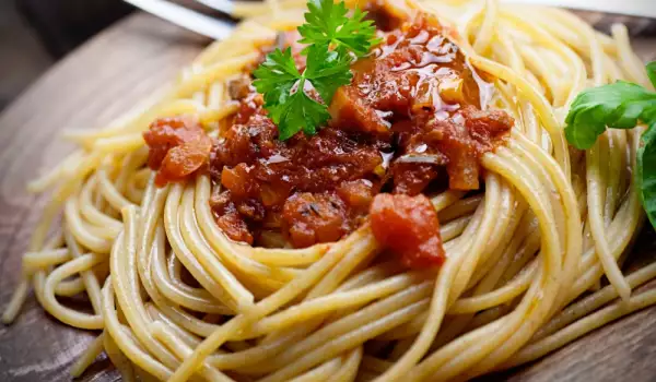 Спагети с доматен сос, маслини и риган