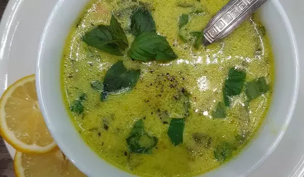 Лесна спаначена супичка със застройка