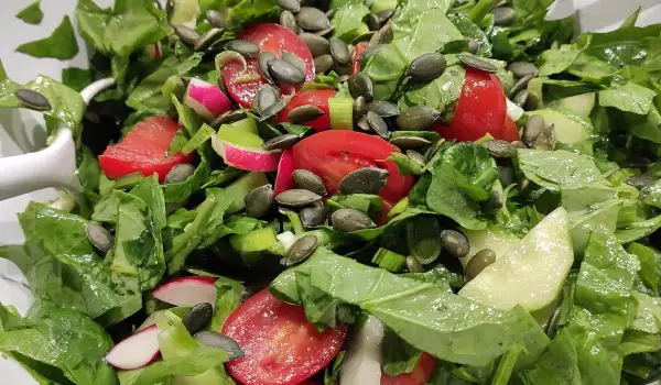 Здравословна спаначена салата с тиквено семе