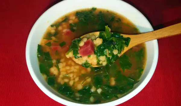 Спаначена супа с червено цвекло и кускус