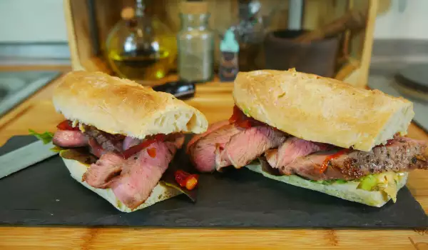 Сочен сандвич стек с билково масло и домашна багета