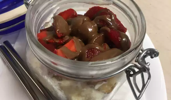 Десерт с ягоди и два вида шоколад в бурканче